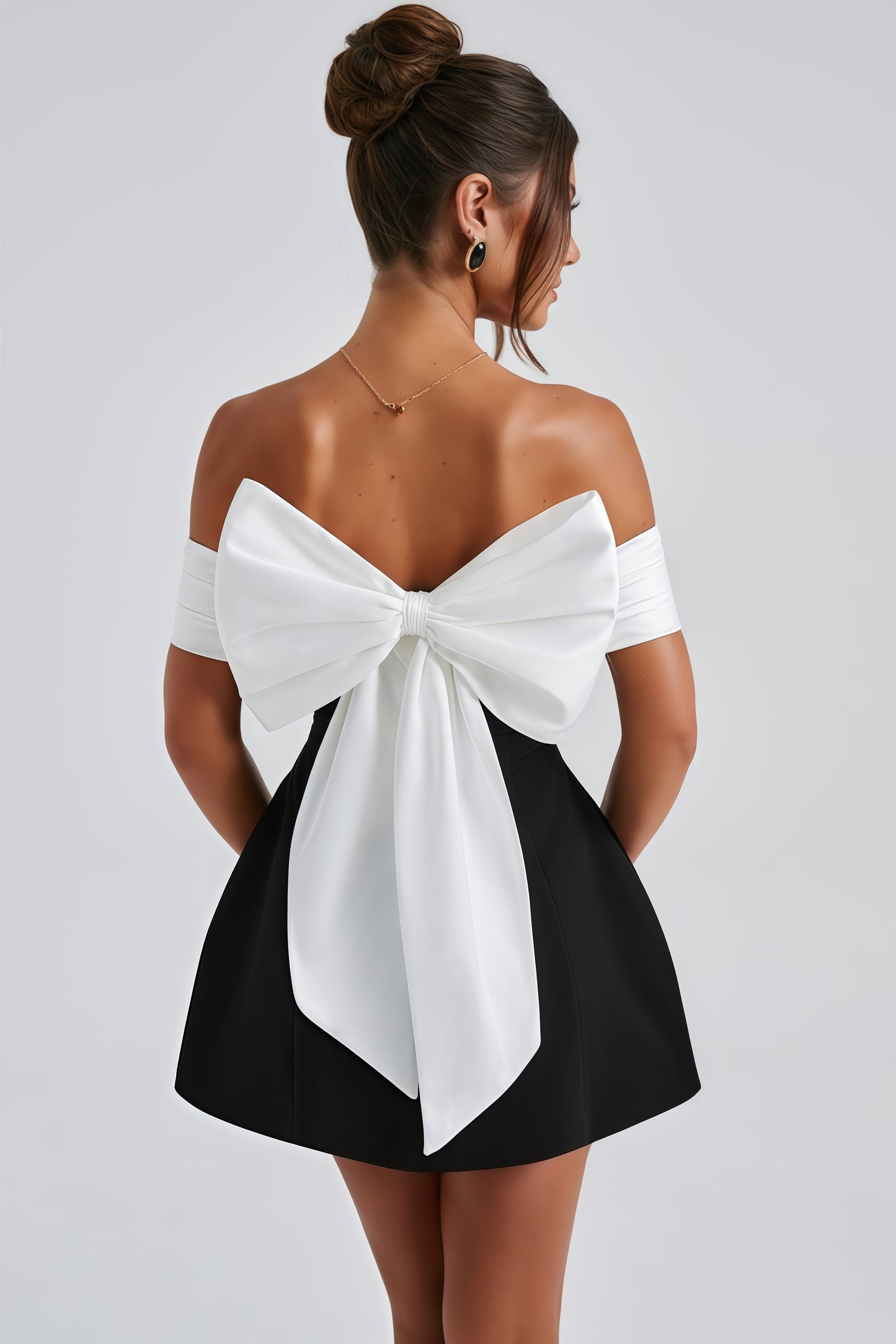 Schulterfreies Bardot-Minikleid aus Krepp Schwarz Weiß