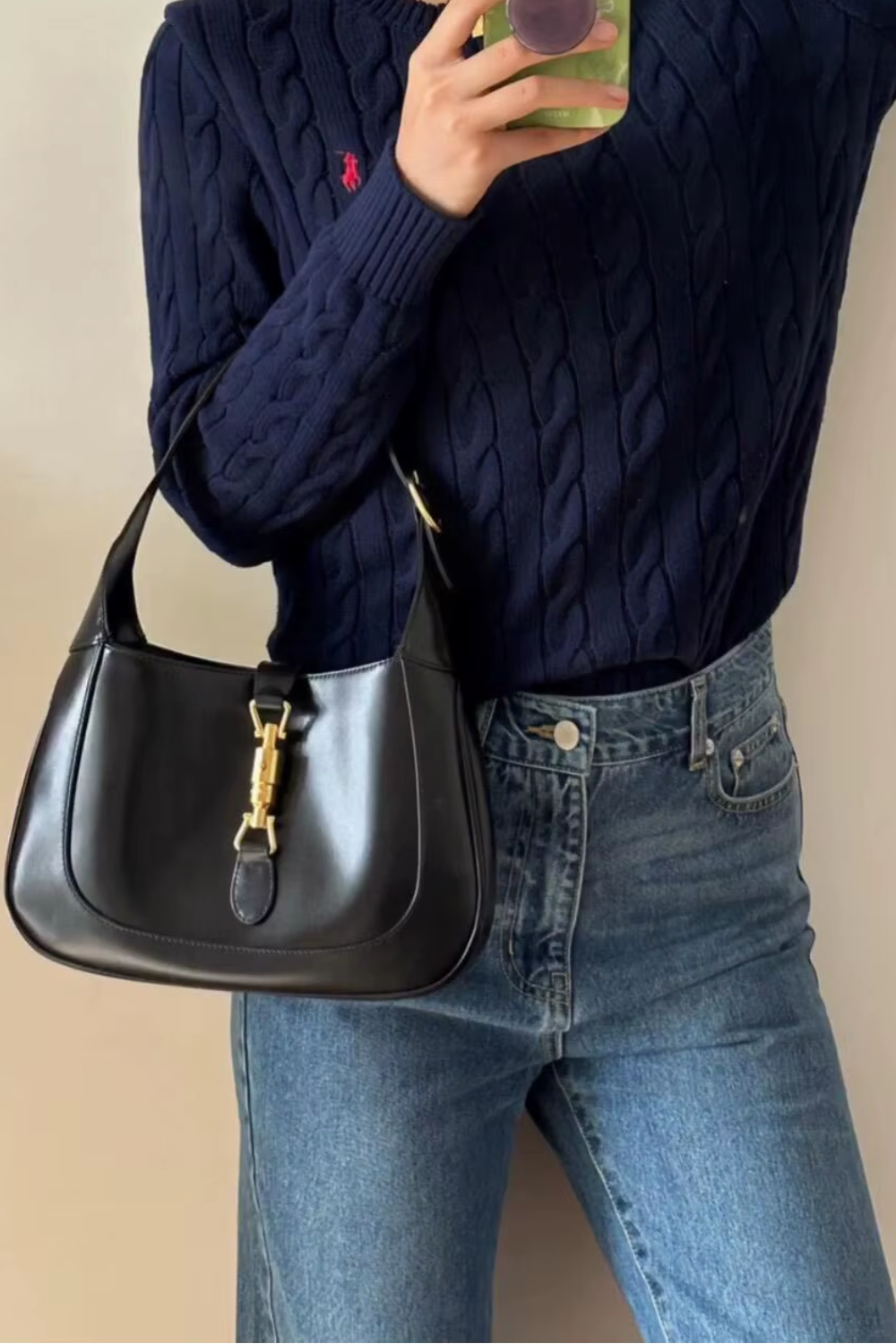 Eterna Noir | Elegante Umhängetasche aus veganem Ultrafiber mit goldener Schließe für Damen