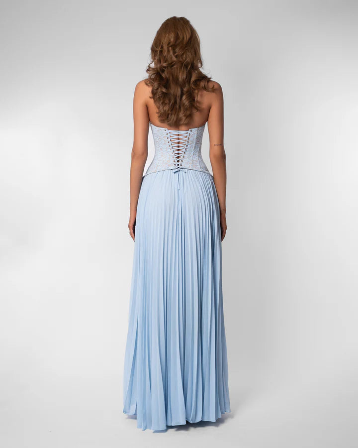 Fließendes Maxikleid in lebendigen Farben