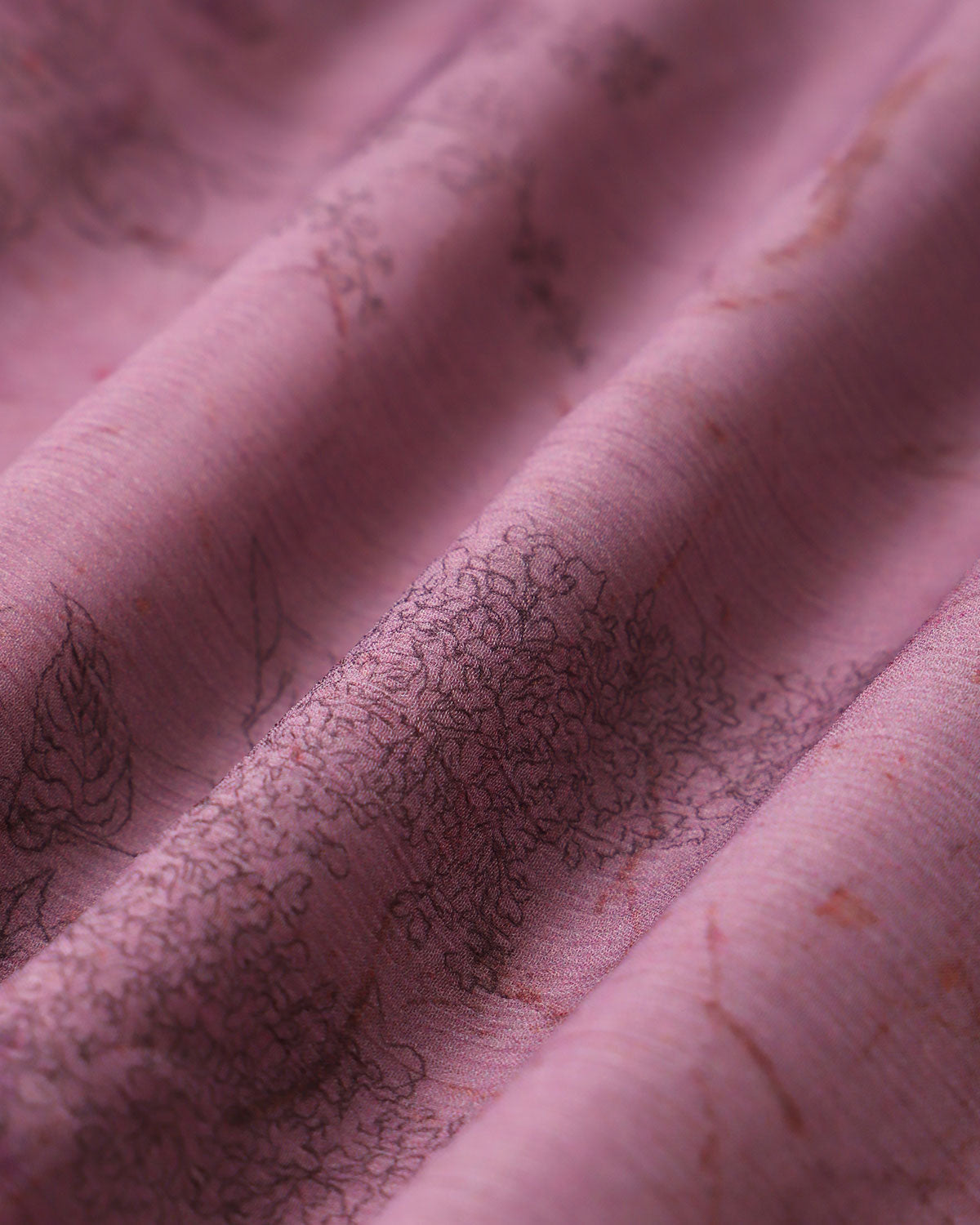 Fliederfarbenes Midi-Kleid mit Blumenmuster, Rüschen und Bindeträgern
