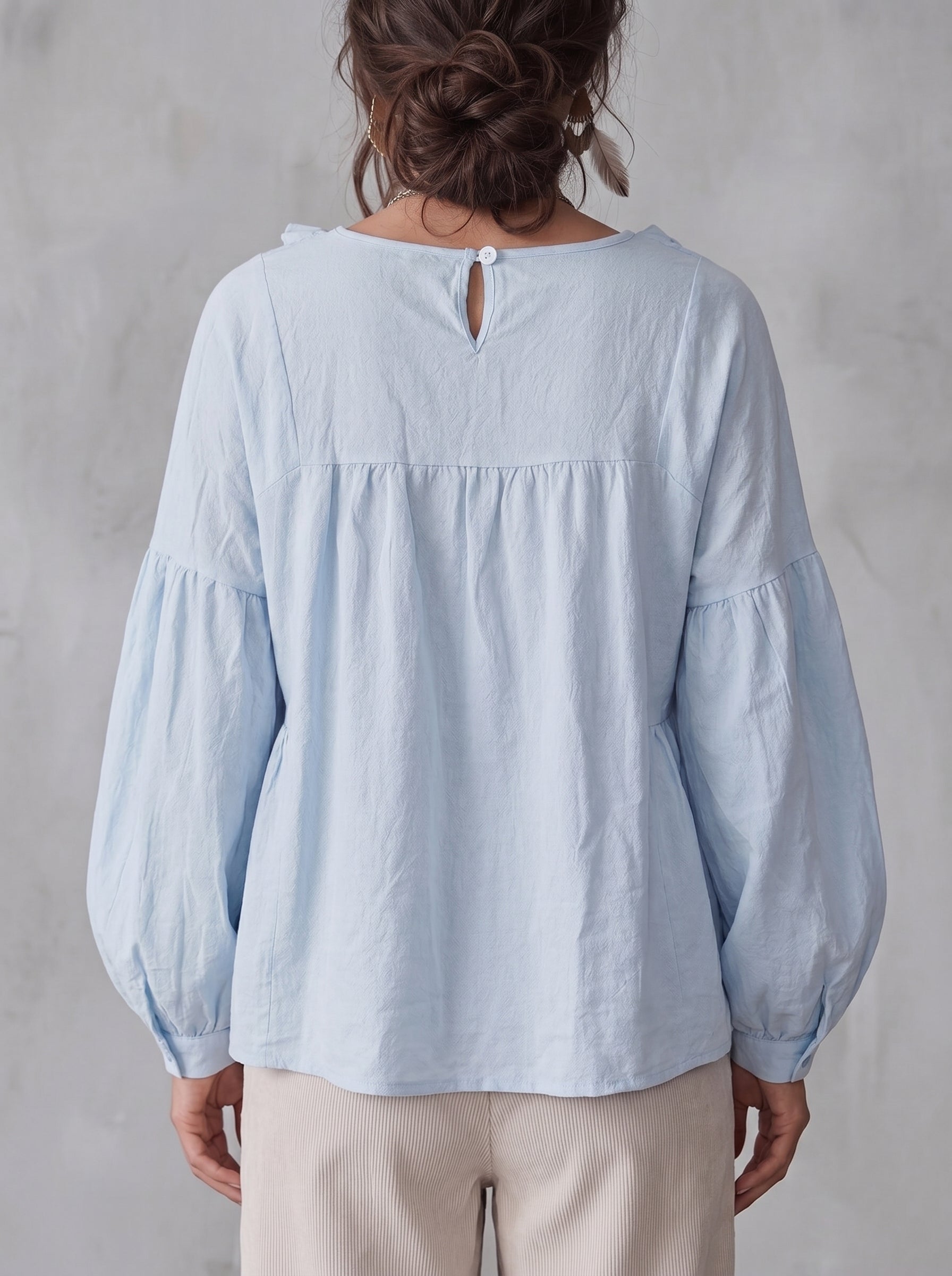 Damenbluse mit elegantem Fall und Falten in vollständiger Ansicht