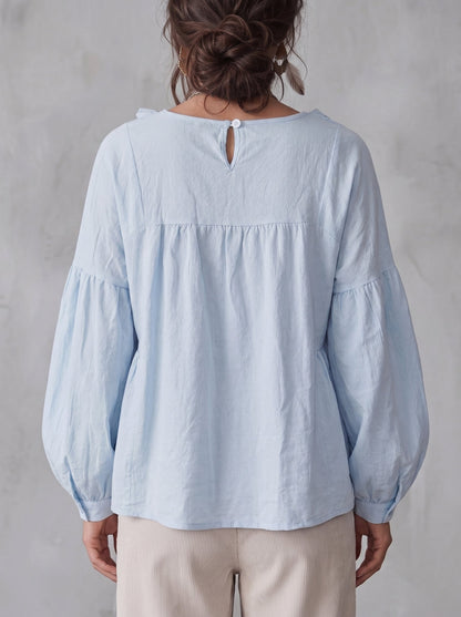Damenbluse mit elegantem Fall und Falten in vollständiger Ansicht