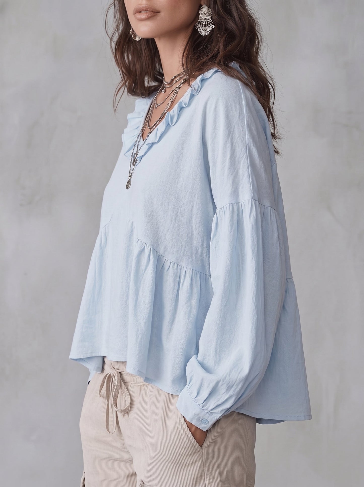 Damenbluse in lockerer Silhouette als modischer Alltagslook