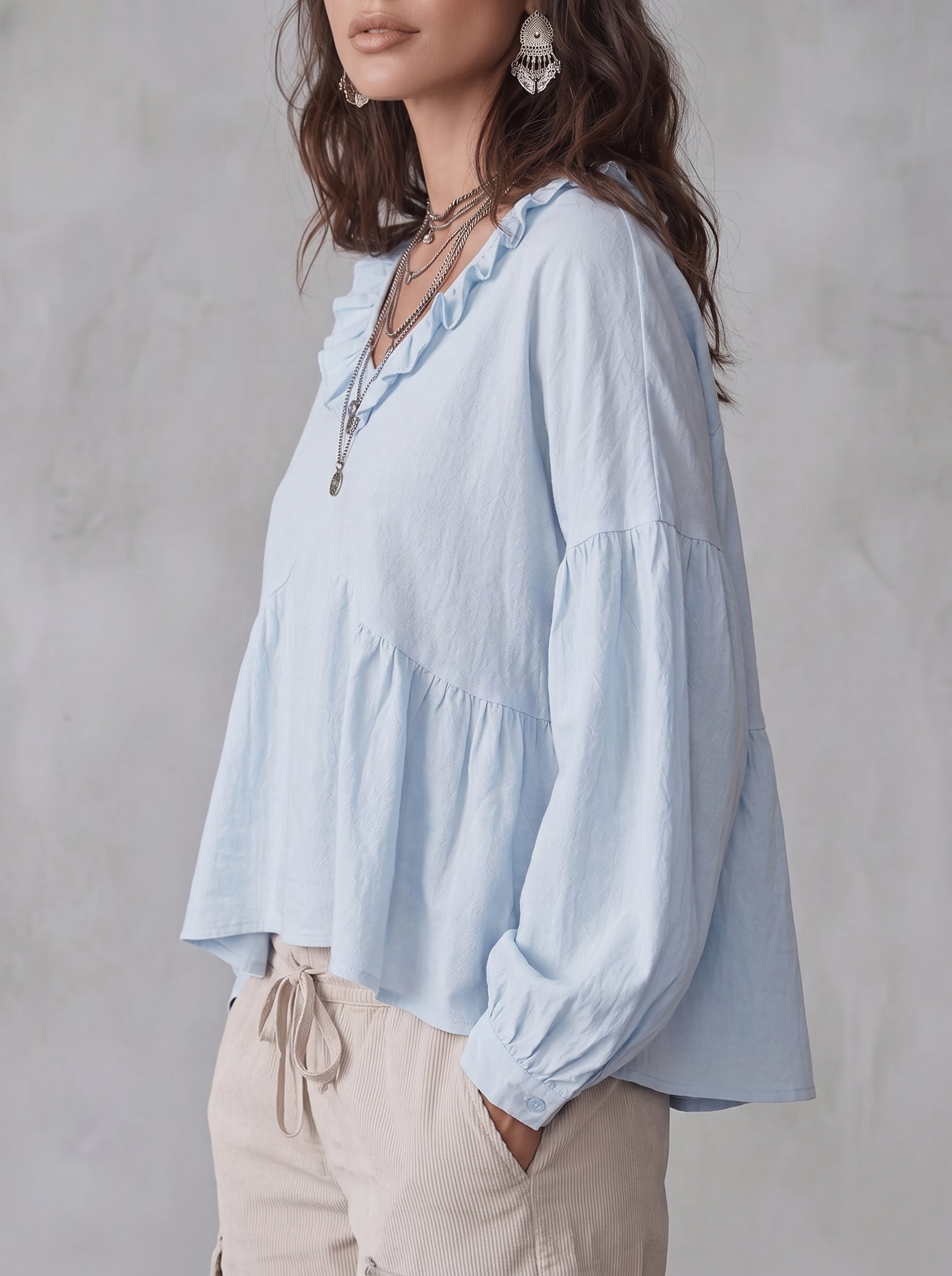 Damenbluse in lockerer Silhouette als modischer Alltagslook