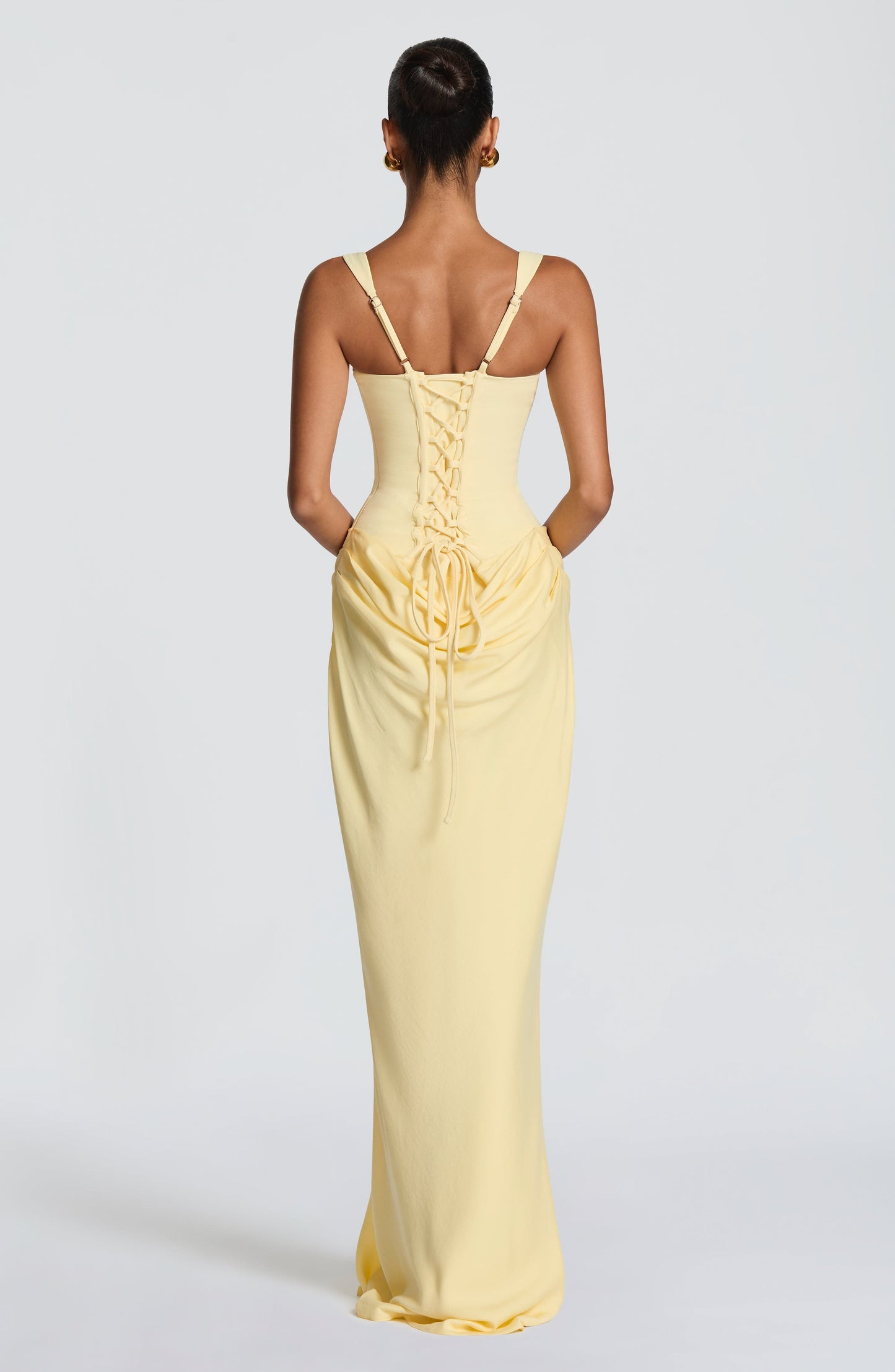 Maxikleid aus Krepp-Satin mit Wasserfallausschnitt und ärmellos