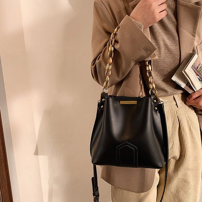 Vegane Leder-Beuteltasche mit goldener Kettenhenkel
