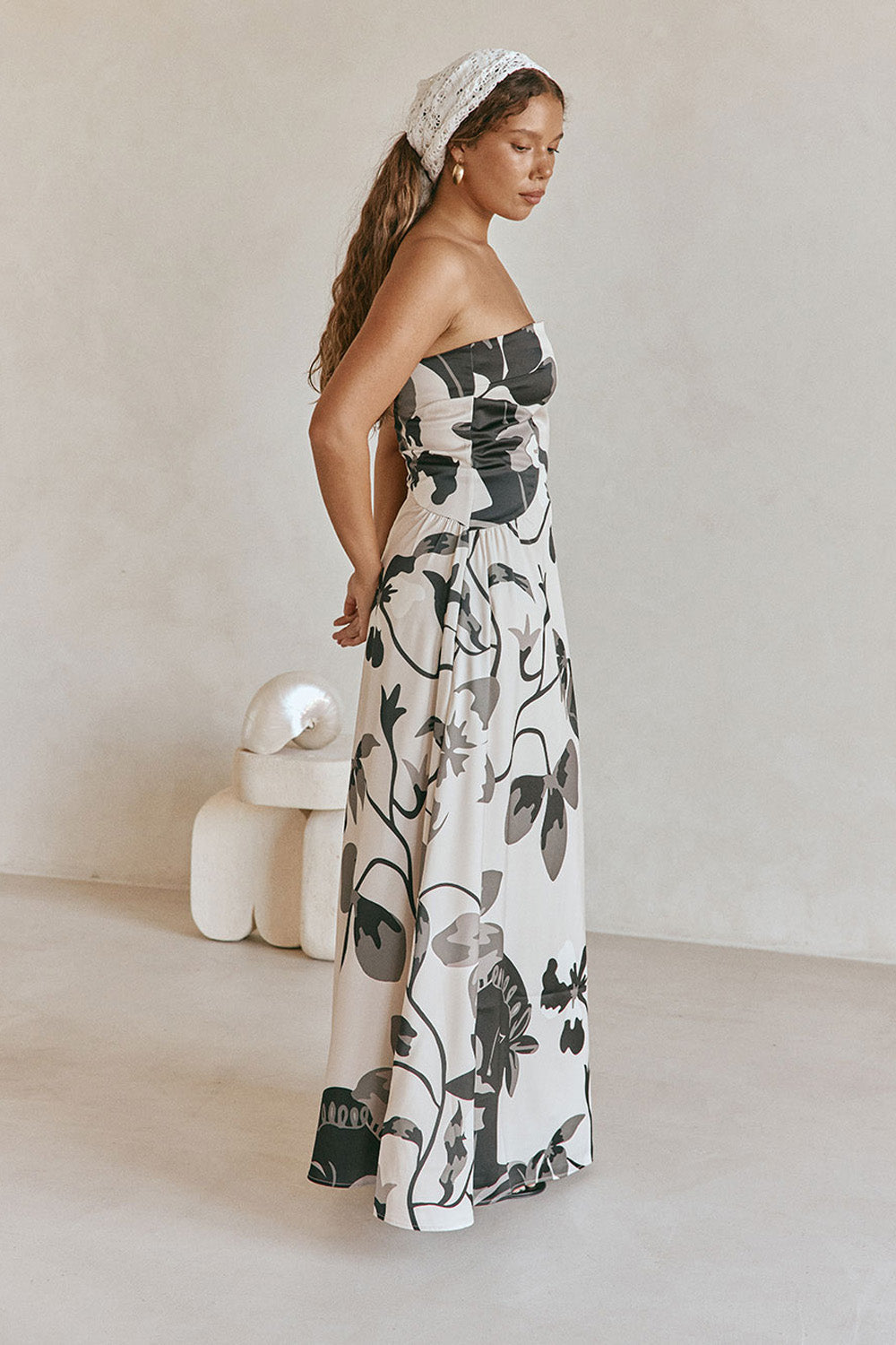 Damen Musterkleid in ganzer Länge auf neutralem Hintergrund