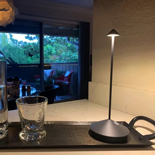 Kabellose LED-Tischlampe – Dimmbar & Wasserfest für Innen- und Außenbereich