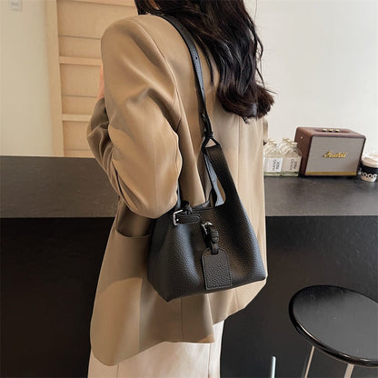 Vegane Leder Mini-Beuteltasche mit verstellbarem Riemen