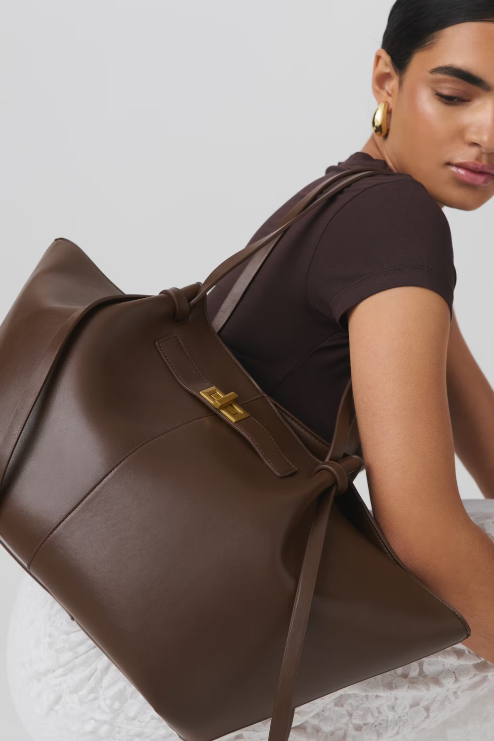 Livana Tote Braun | Elegante große Tote Bag mit Laptopfach und goldenen Details aus veganem Ultrafiber für Damen