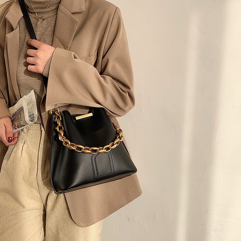 Vegane Leder-Beuteltasche mit goldener Kettenhenkel