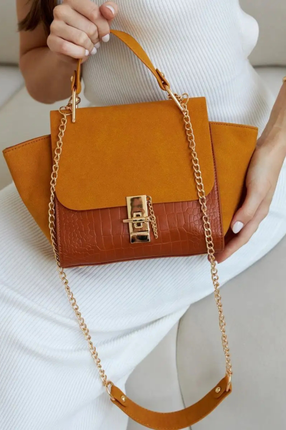 Vittora Karamell | Elegante Handtasche aus veganem Leder mit Kroko-Prägung und goldenen Details für Damen