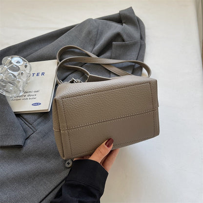 Vegane Leder Mini-Beuteltasche mit verstellbarem Riemen