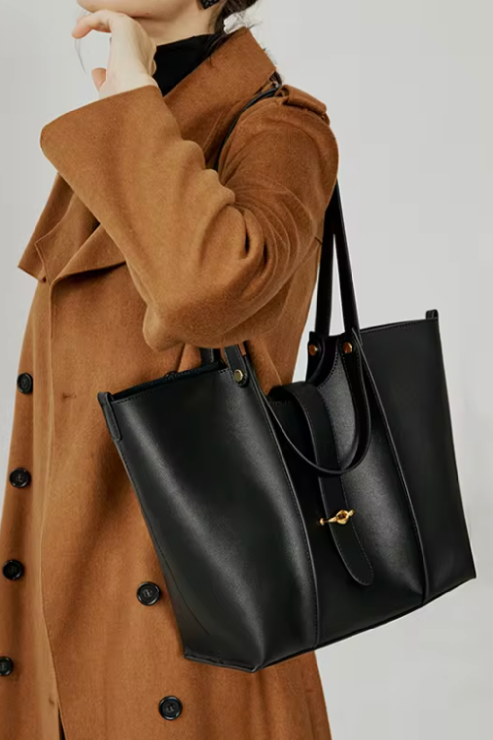 Vera Noir | Große Business-Tasche aus veganem Ultrafiber mit Laptopfach und goldenen Details für Damen