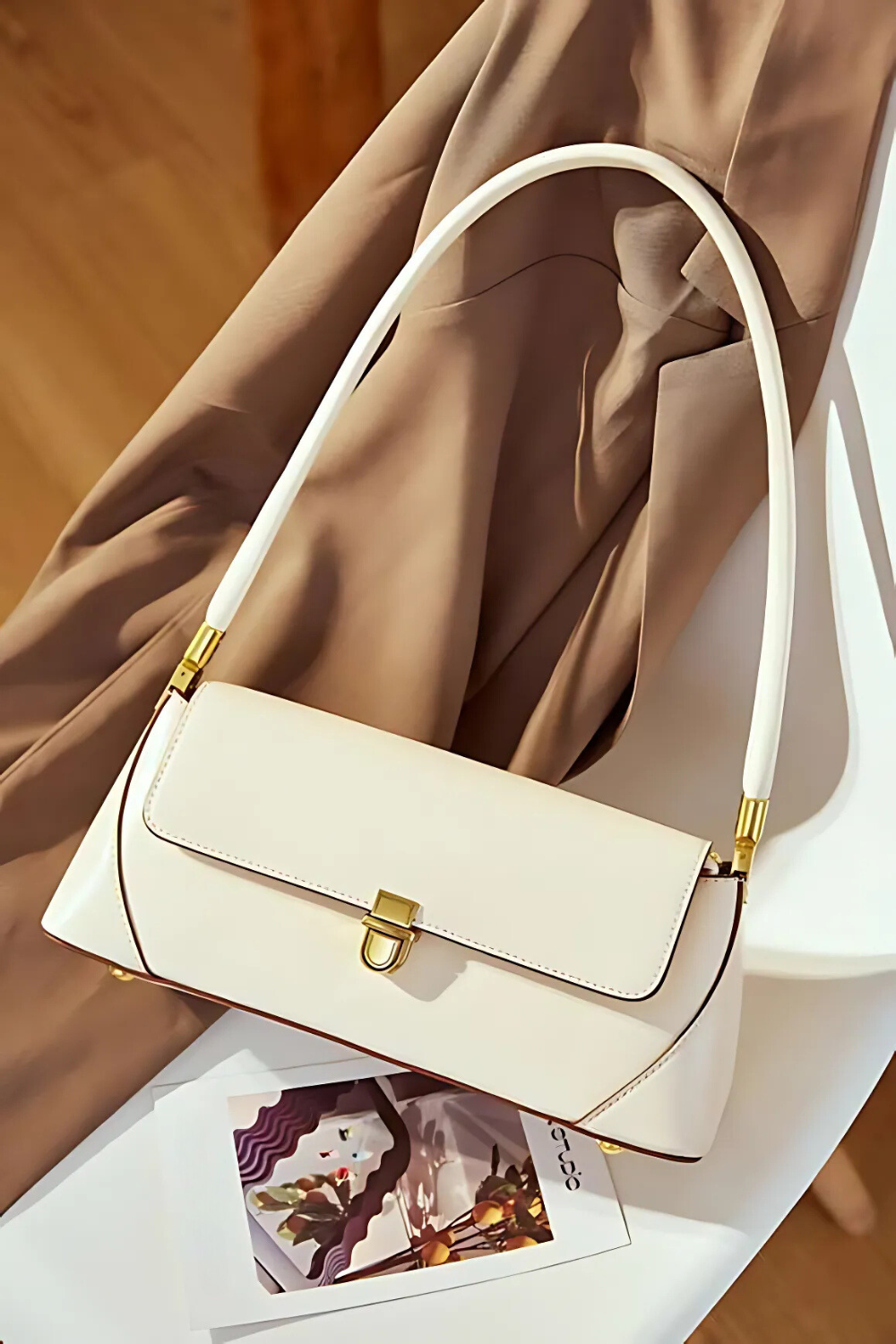 Celeste Ivory | Kompakte Handtasche aus veganem Ultrafiber mit goldenen Details für Damen
