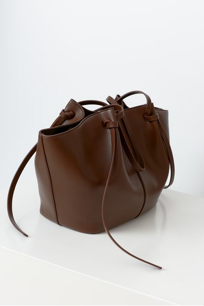 Livana Tote Braun | Elegante große Tote Bag mit Laptopfach und goldenen Details aus veganem Ultrafiber für Damen