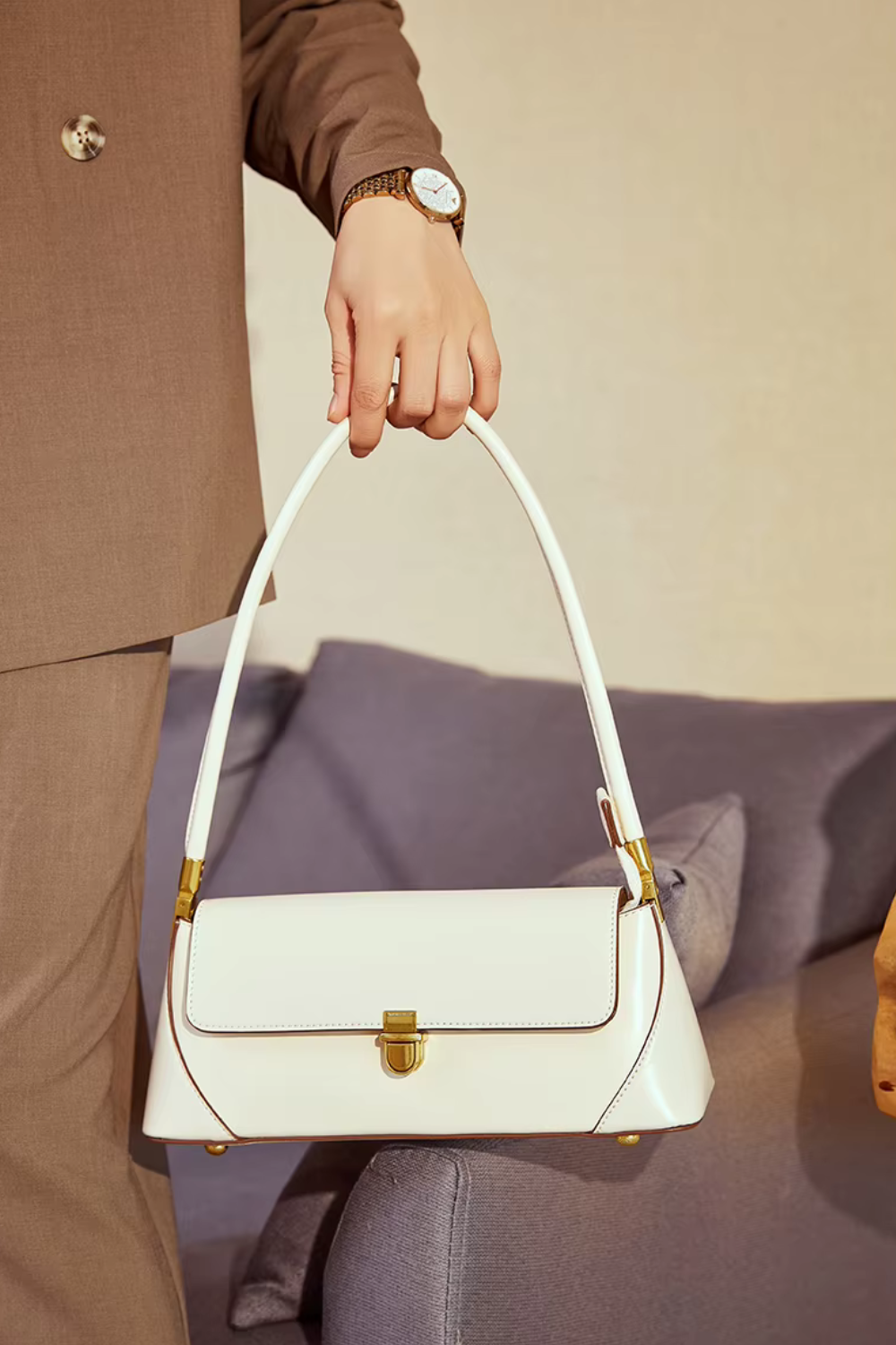 Celeste Ivory | Kompakte Handtasche aus veganem Ultrafiber mit goldenen Details für Damen