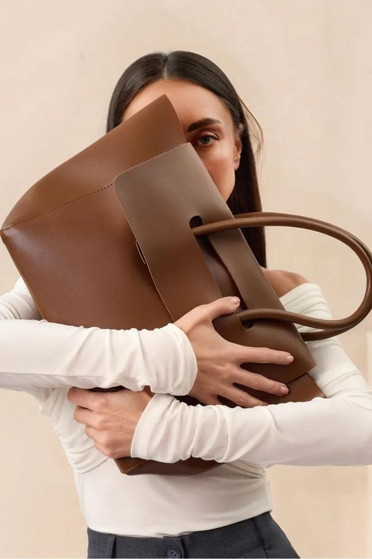 Monel Cognac | Elegante große Handtasche aus veganem Leder mit Magnetverschluss für Damen