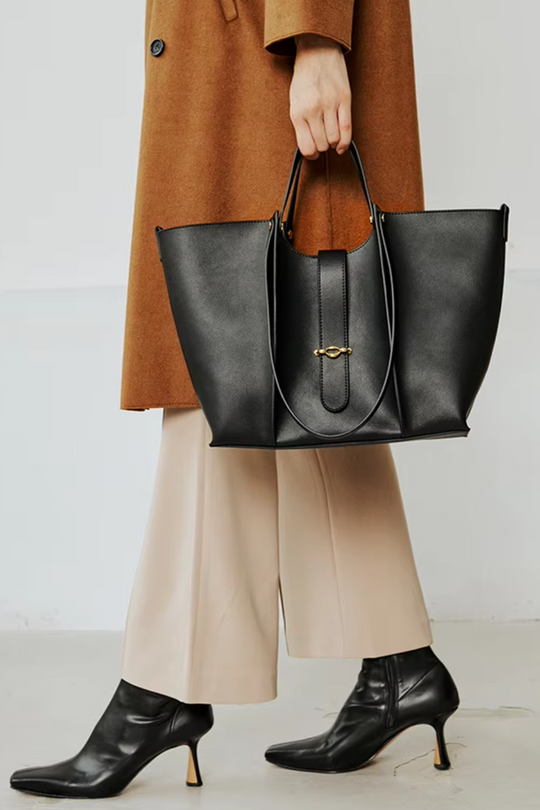 Vera Noir | Große Business-Tasche aus veganem Ultrafiber mit Laptopfach und goldenen Details für Damen