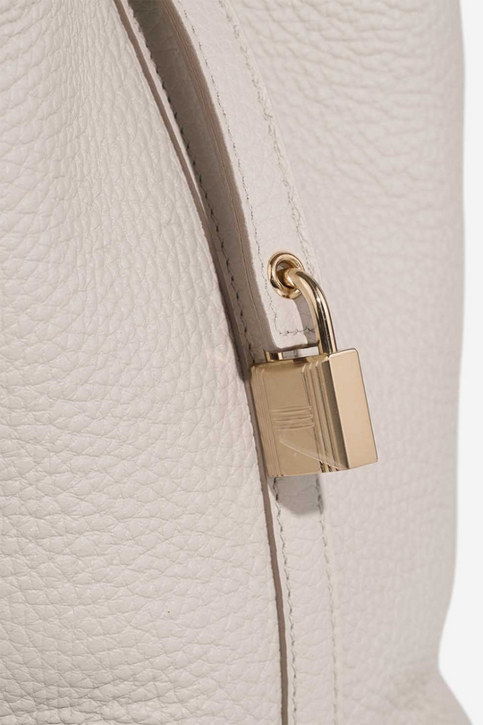 Lumière Blanc | Kompakte Handtasche aus genarbtem veganem Leder mit goldenen Details für Damen