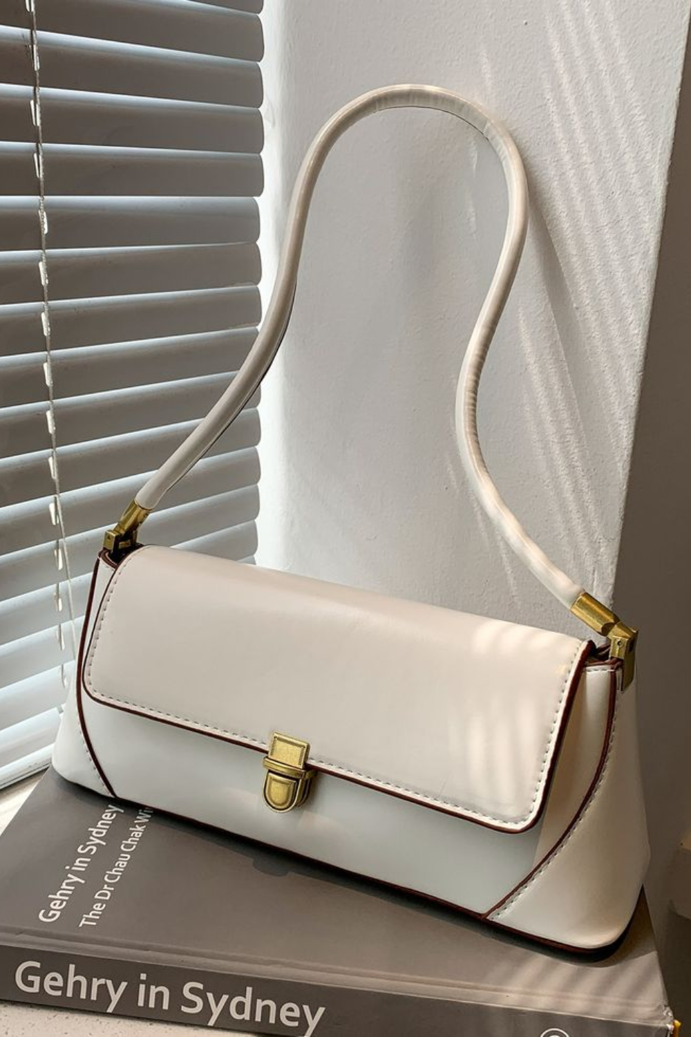 Celeste Ivory | Kompakte Handtasche aus veganem Ultrafiber mit goldenen Details für Damen