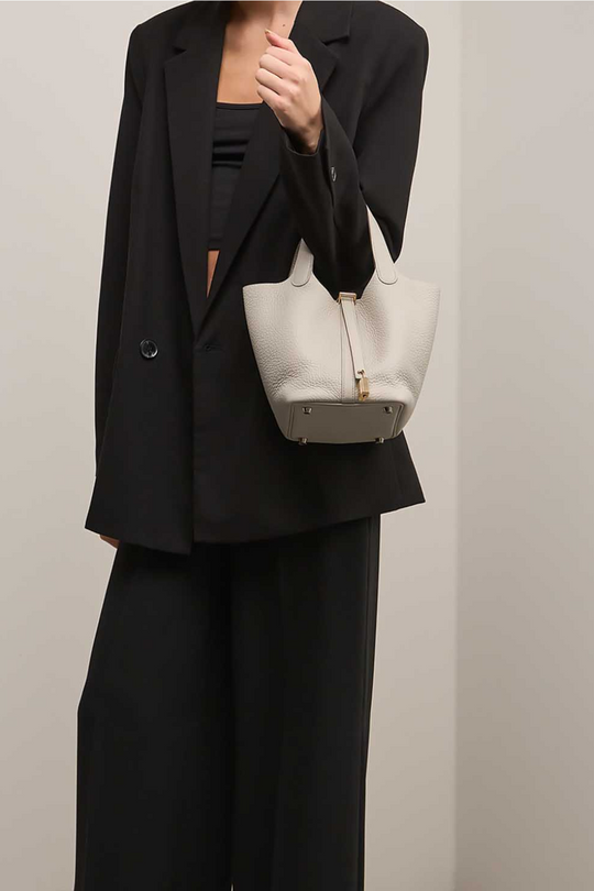 Lumière Blanc | Kompakte Handtasche aus genarbtem veganem Leder mit goldenen Details für Damen