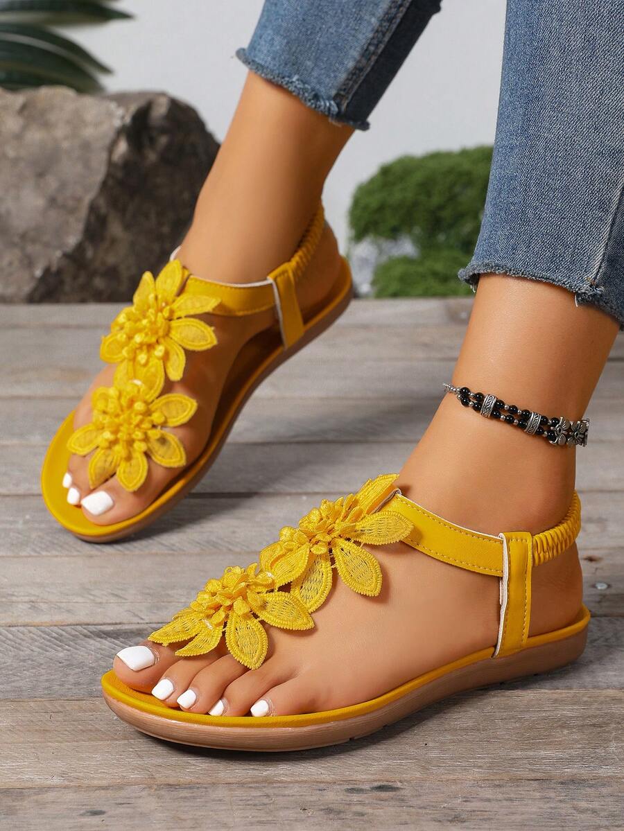 Damen Sandalen mit floralem Obermaterial in Schrägansicht