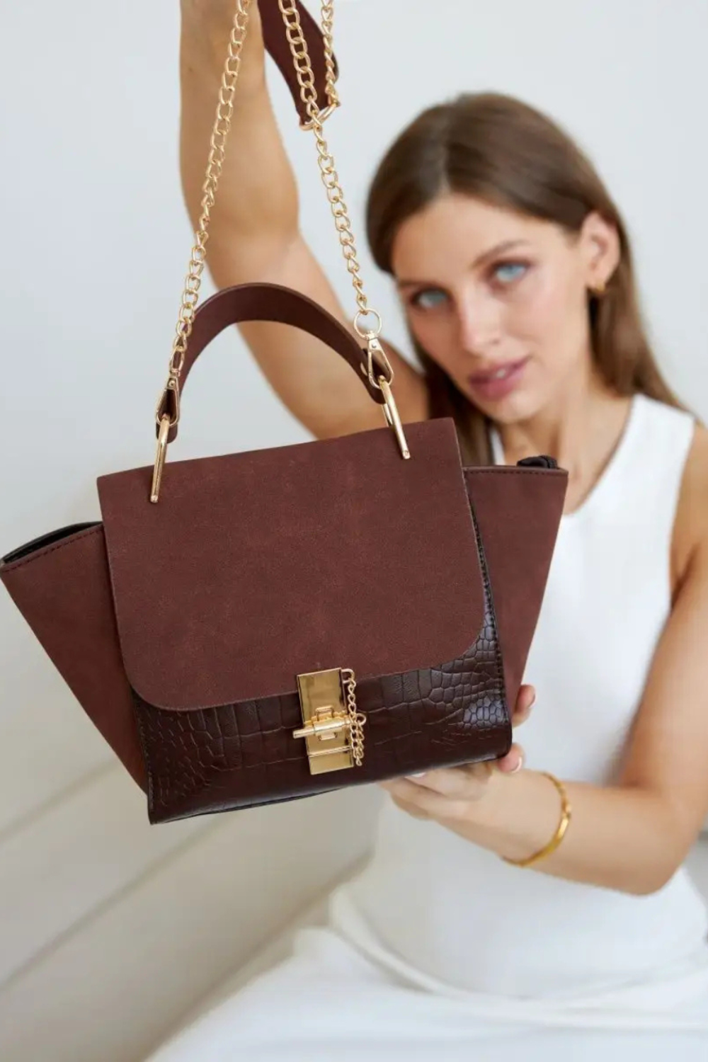 Vittora Chocolat | Elegante Handtasche aus veganem Leder mit Kroko-Prägung und goldenen Details für Damen