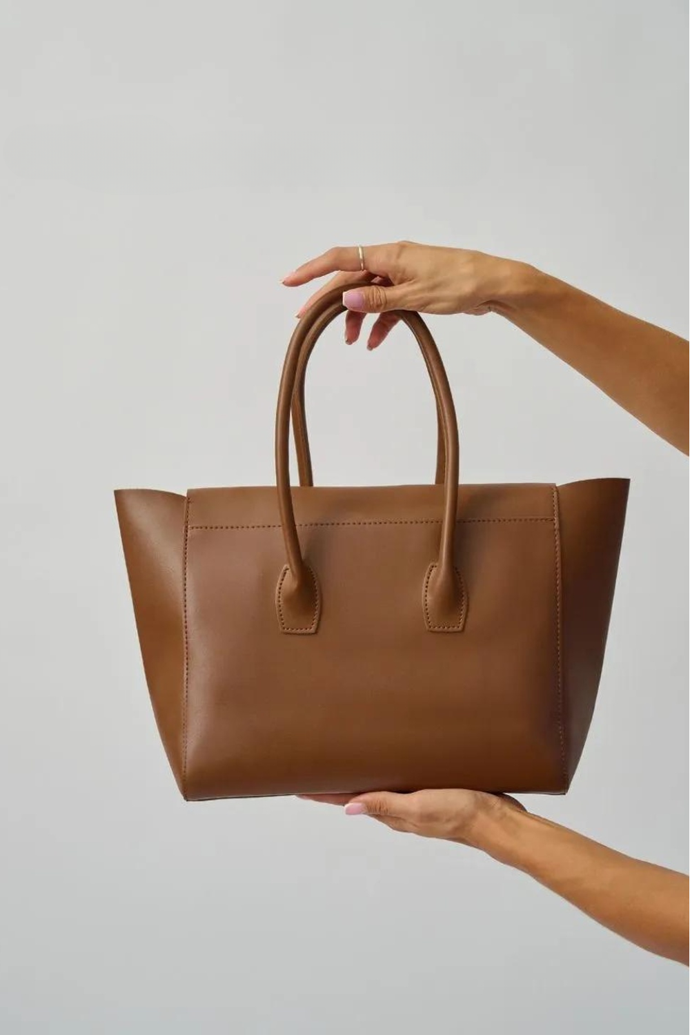 Monel Cognac | Elegante große Handtasche aus veganem Leder mit Magnetverschluss für Damen