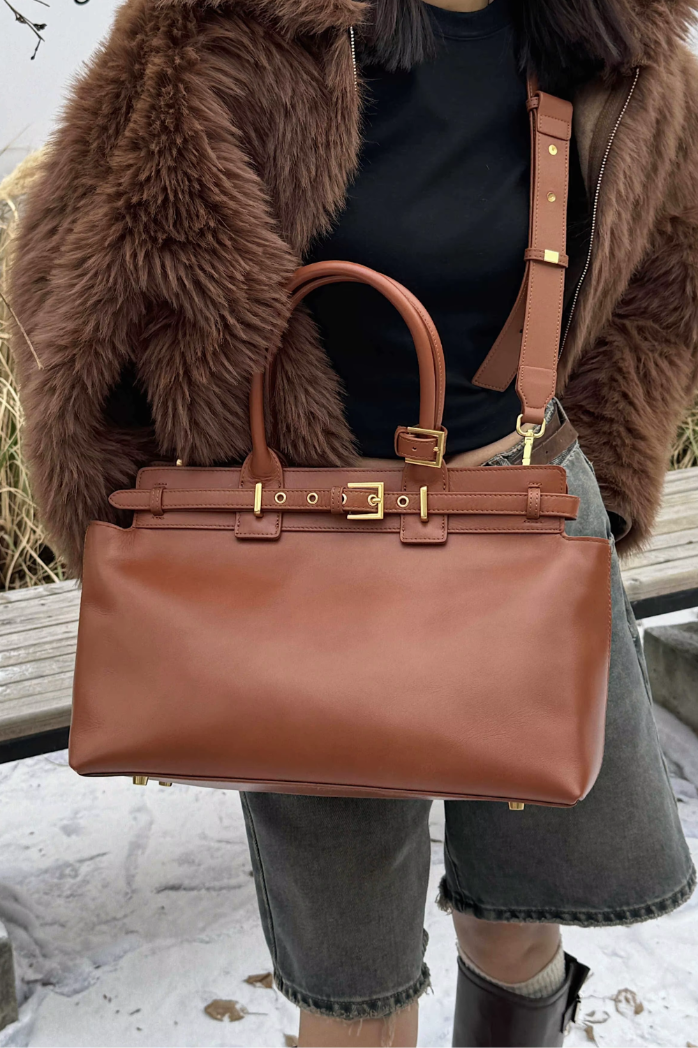 LuxeBel Karamell | Große elegante Handtasche aus veganem Leder mit Schnallendetail für Damen