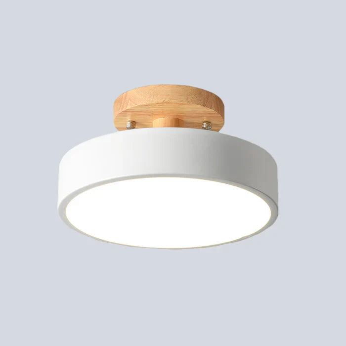 Skandinavische LED-Deckenlampe mit Holzdetails & modernen Farboptionen