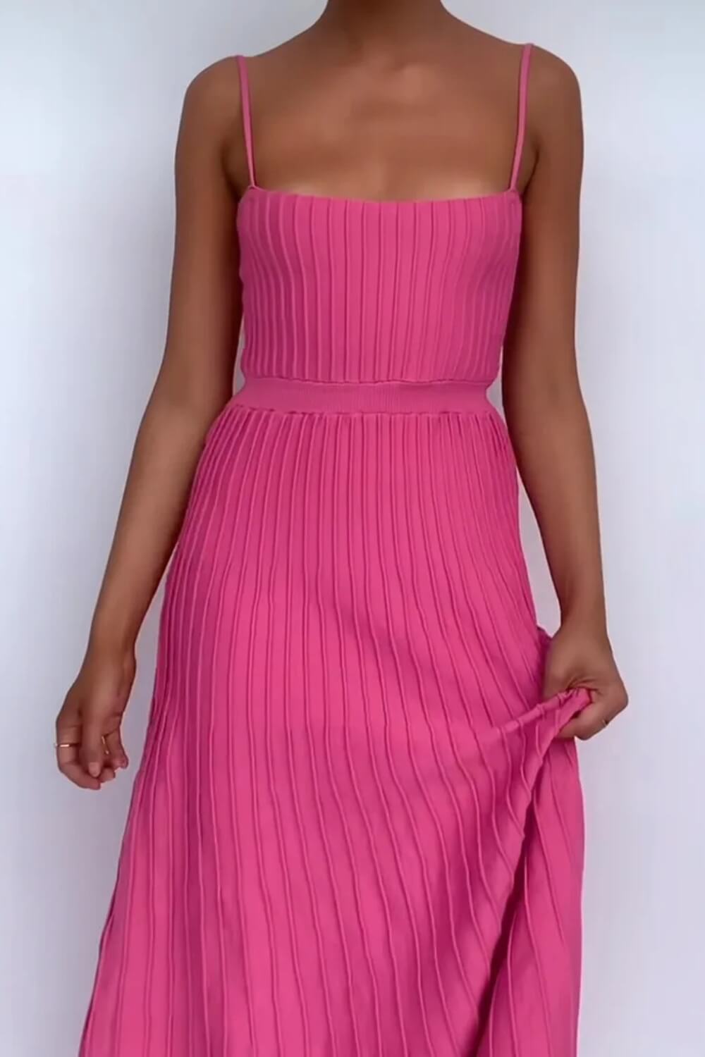 Plissiertes Strick-Midikleid mit Spaghettiträgern