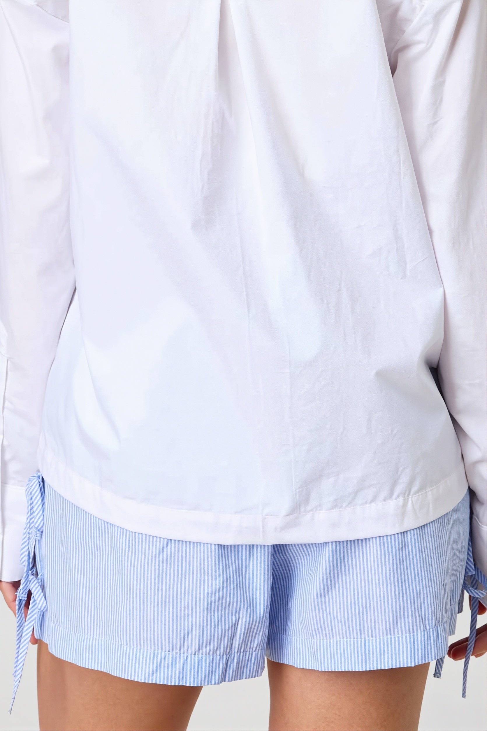 Damen High-Waist-Shorts mit Streifenmuster seitlich fotografiert