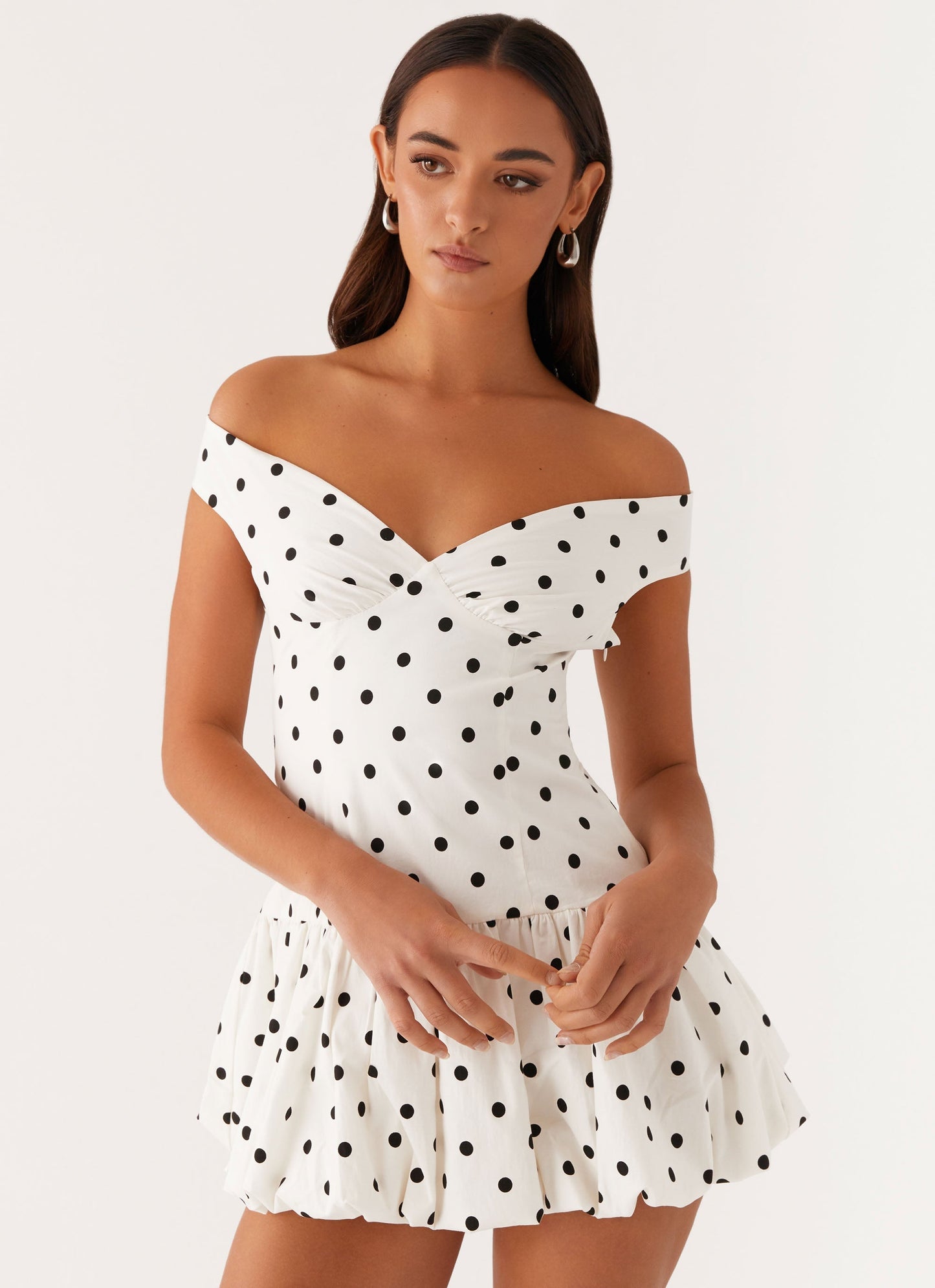 Baumwoll-Polka-Dot Carmen-Schulter Bubble Minikleid Weiß
