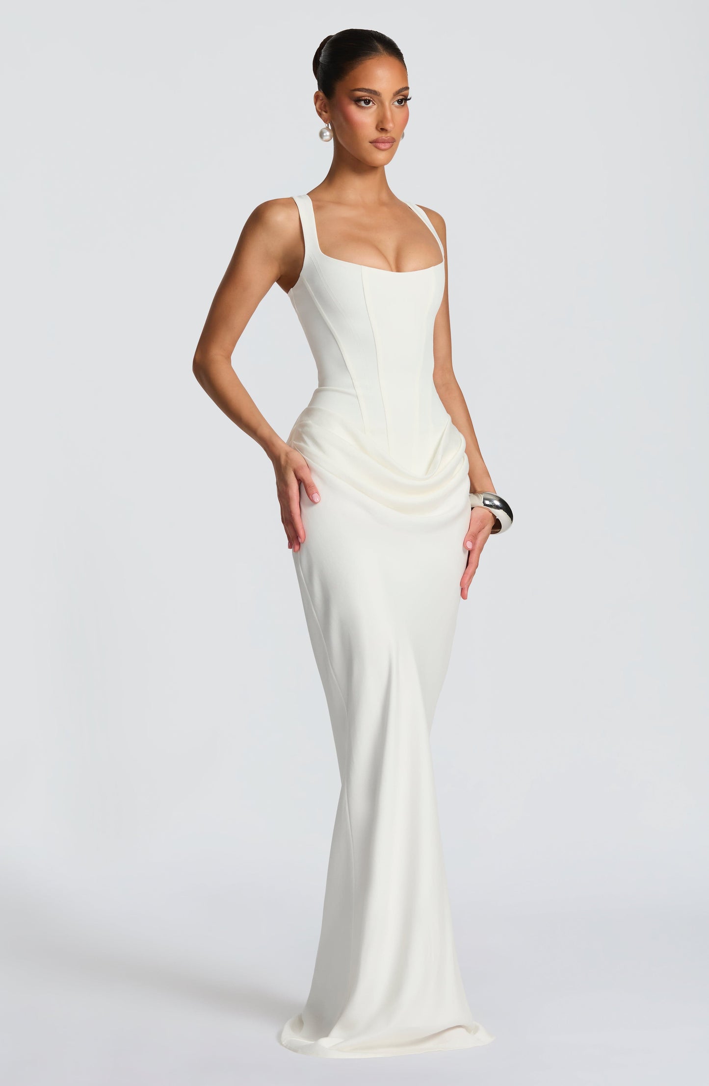 Maxikleid aus Krepp-Satin mit Wasserfallausschnitt und ärmellos