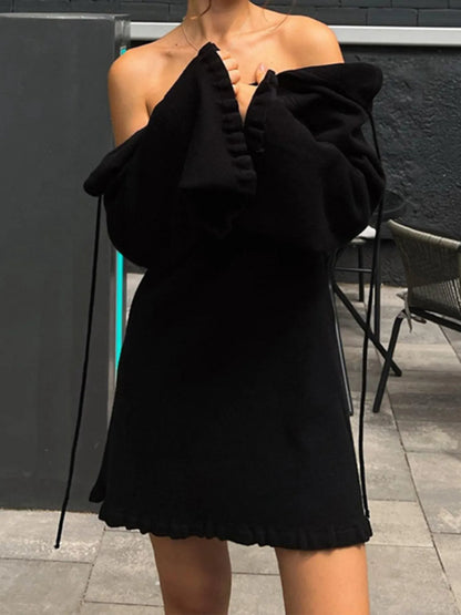 Langärmliges, rückenfreies Strickkleid