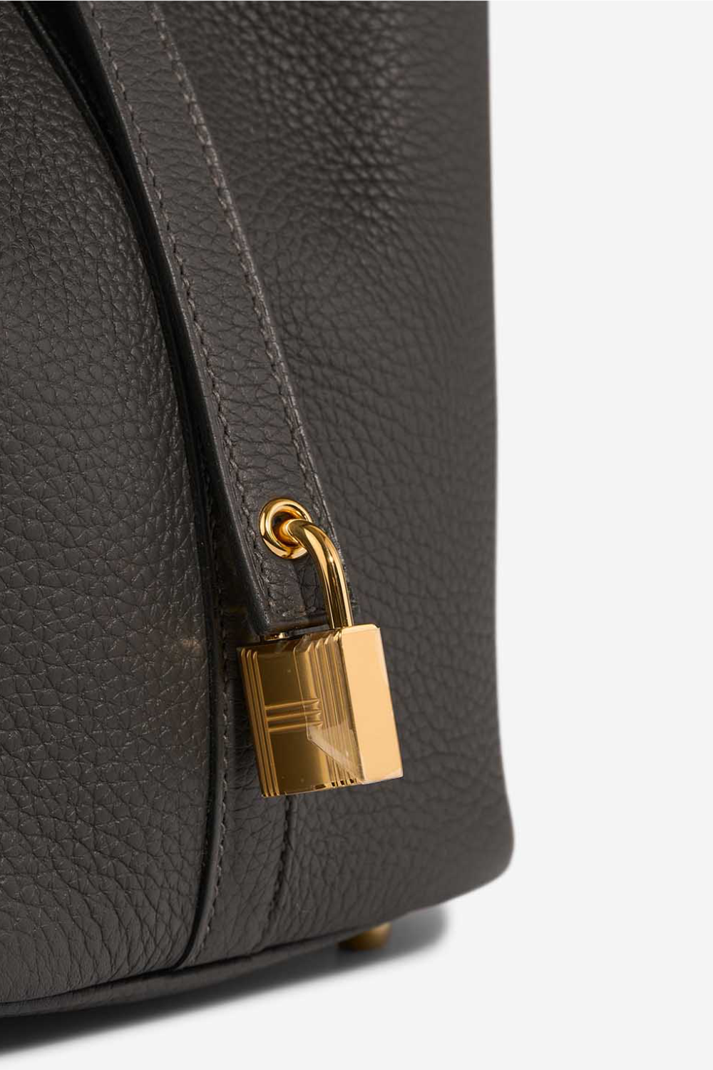 Lumière Noir | Kompakte Handtasche aus genarbtem veganem Leder mit goldenen Details für Damen
