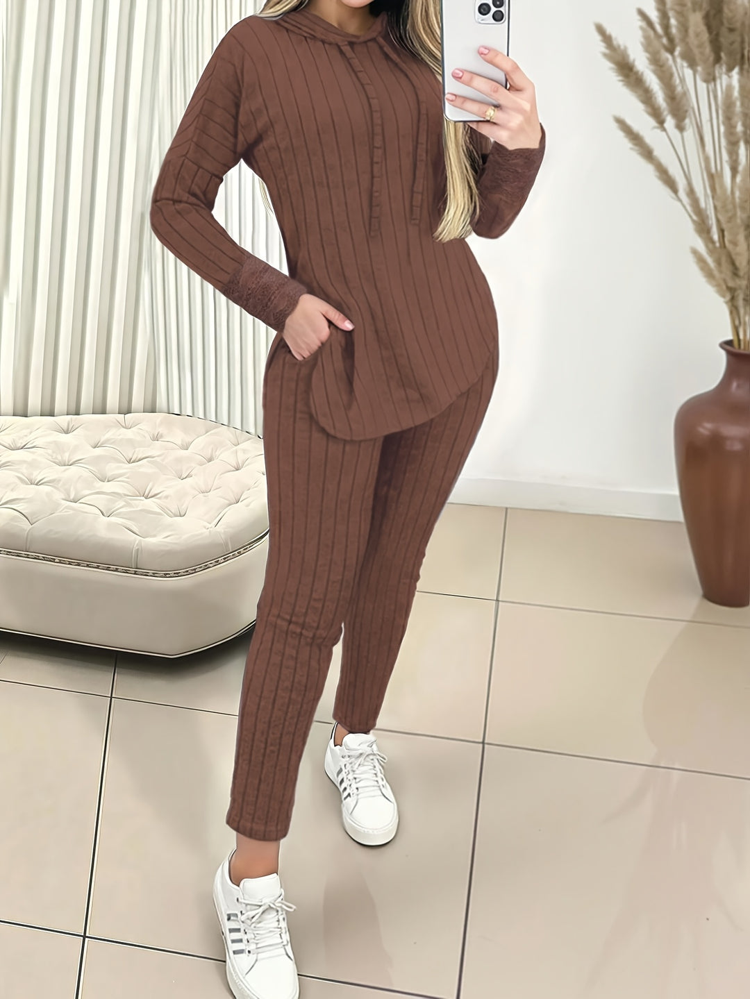 Zweiteiliges Strickset mit Kapuzenpullover und Hose für Damen