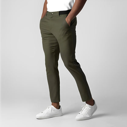 Herren Locker sitzende schmal geschnittene Chino-Hose