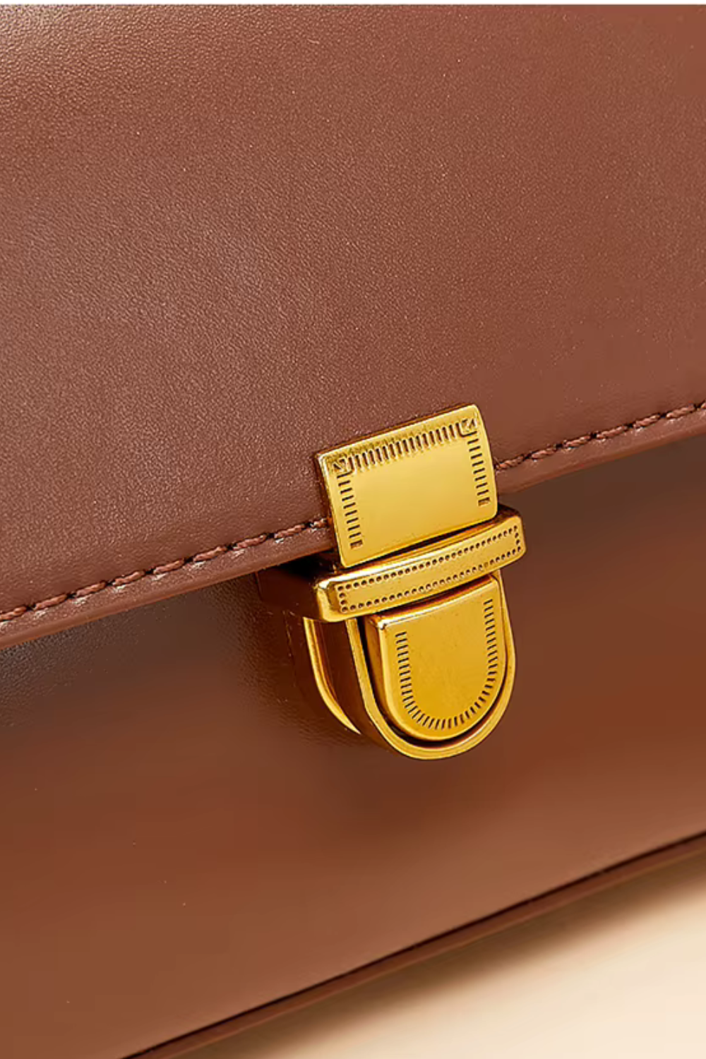Celeste Cacao | Kompakte Handtasche aus veganem Ultrafiber mit goldenen Details für Damen