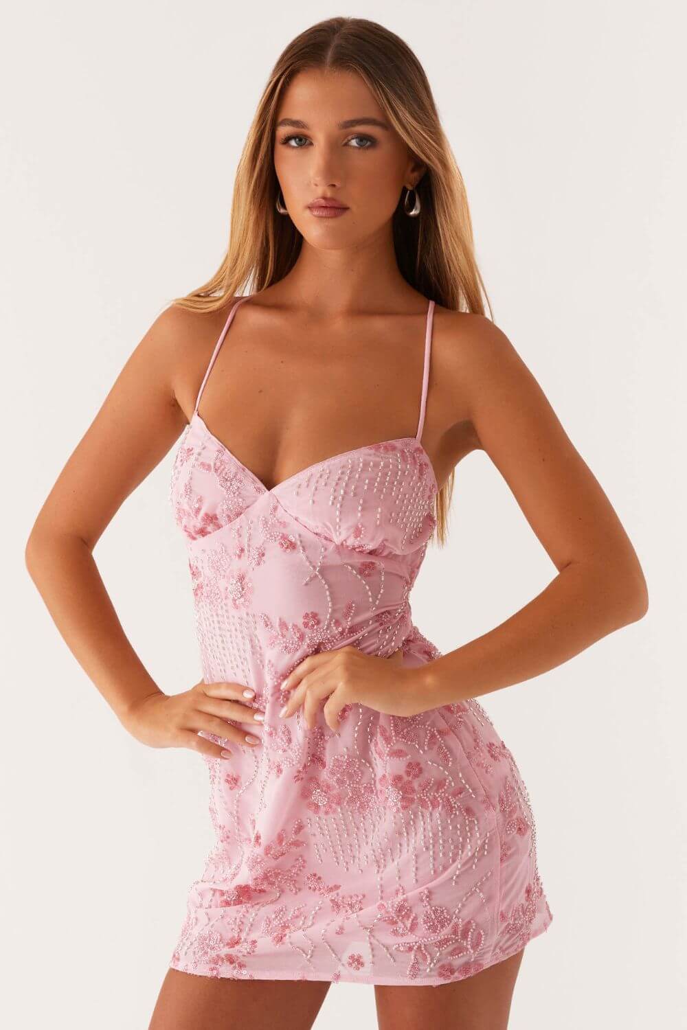 Kurzkleid mit Paillettenverzierung