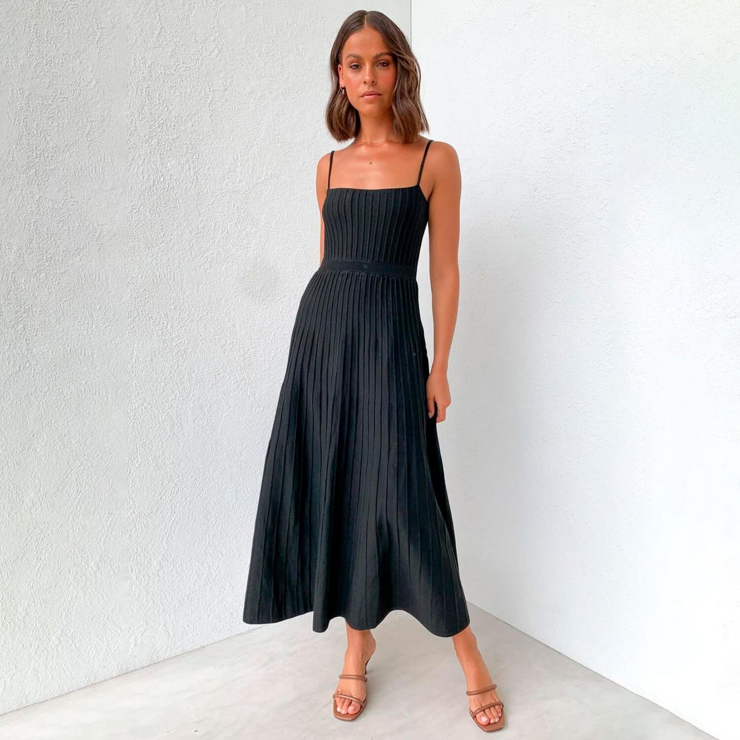 Plissiertes Strick-Midikleid mit Spaghettiträgern