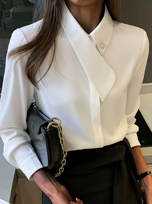 Luxuriöse Damenbluse mit asymmetrischem Kragen