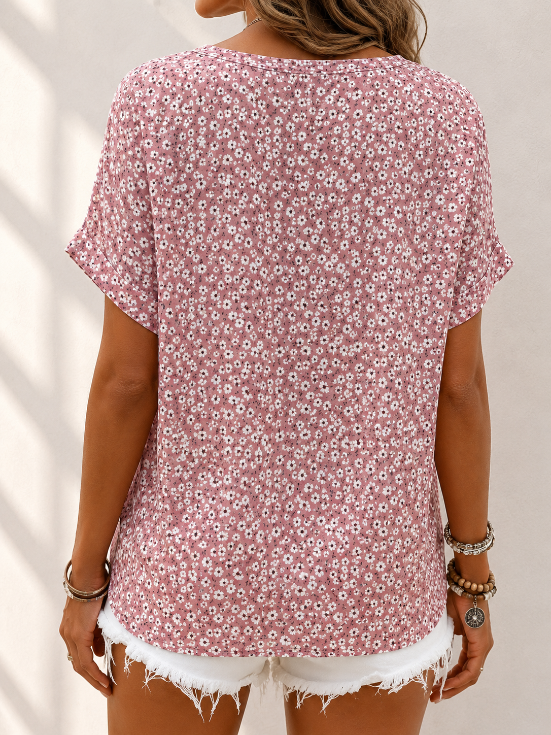 Damenbluse mit Blumenmuster in stilvoller Gesamtansicht