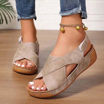 Damen-Keilsandaletten mit Kreuzriemen und Slingback im Gesamtbild