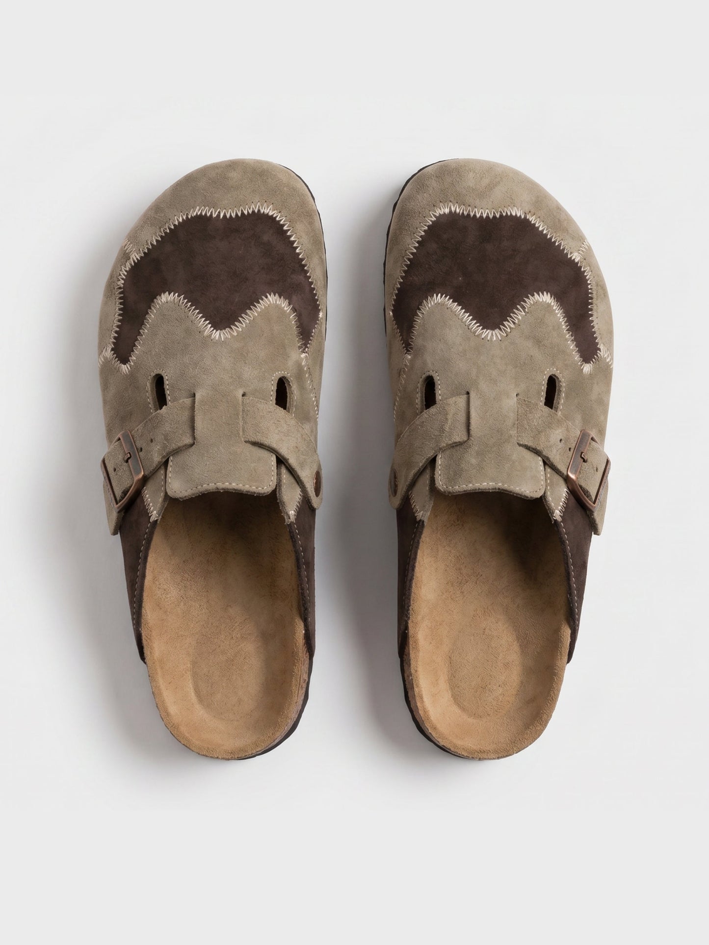 Damen Clogs aus Veloursleder in Beige als Paar auf weißem Hintergrund