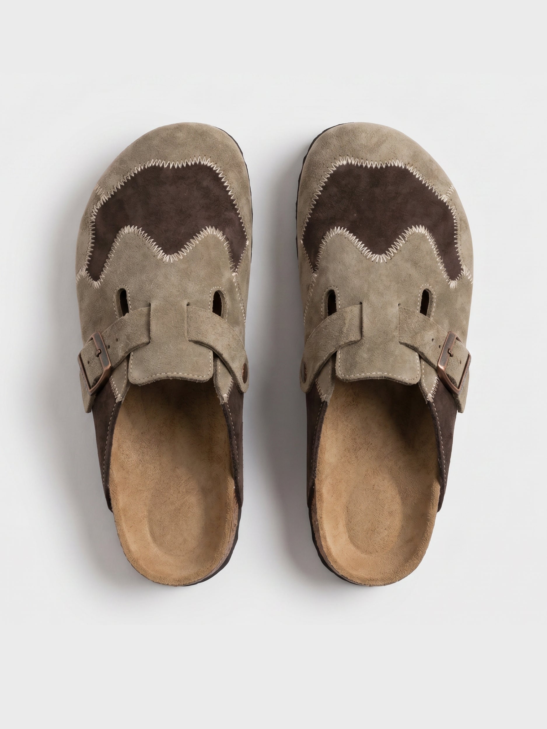 Damen Clogs aus Veloursleder in Beige als Paar auf weißem Hintergrund