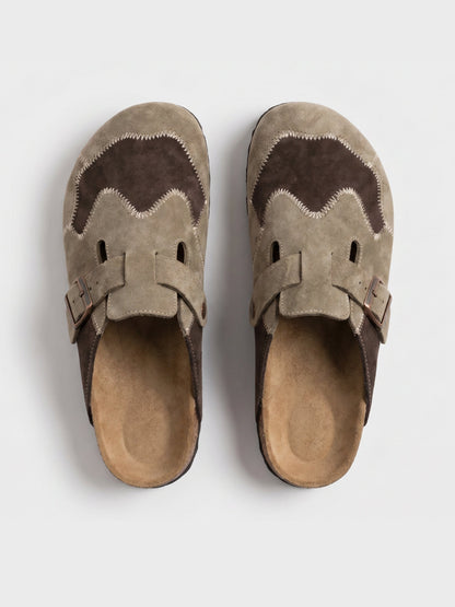 Damen Clogs aus Veloursleder in Beige als Paar auf weißem Hintergrund
