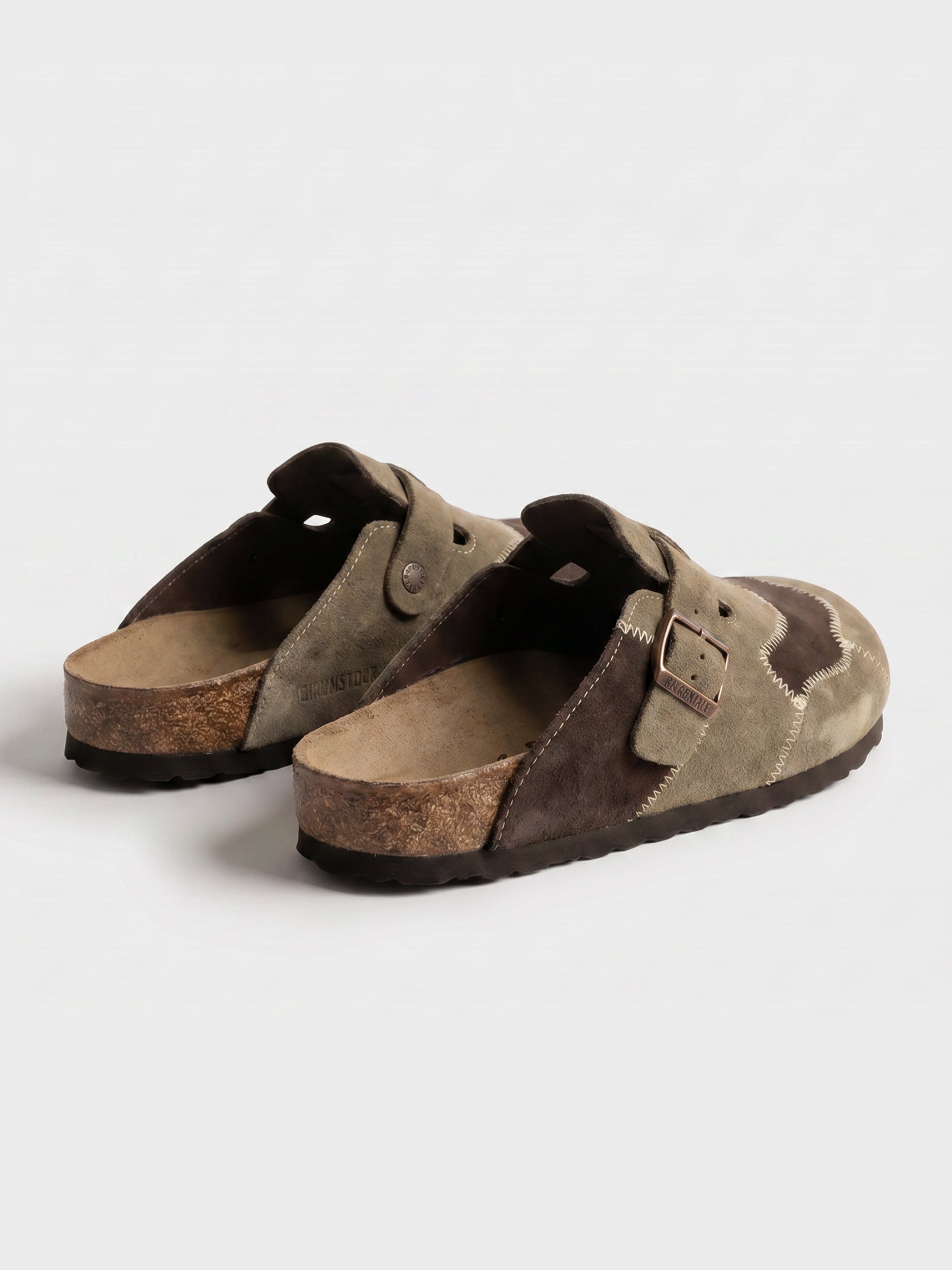 Detailansicht der beigen Damen Clogs aus Veloursleder