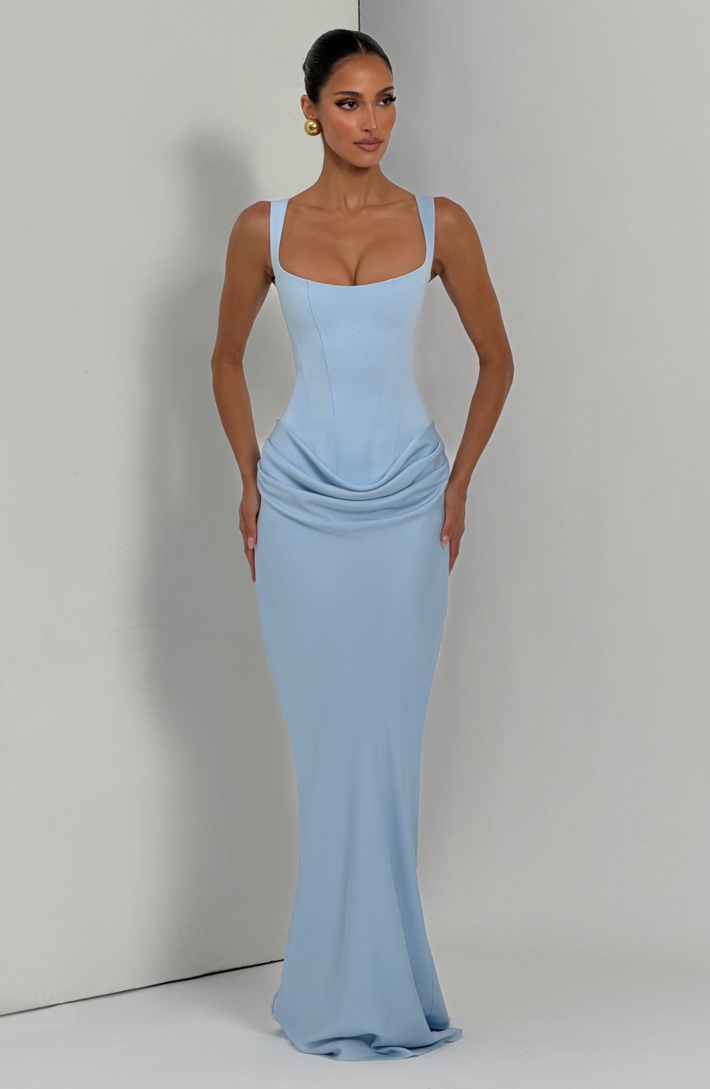 Maxikleid aus Krepp-Satin mit Wasserfallausschnitt und ärmellos